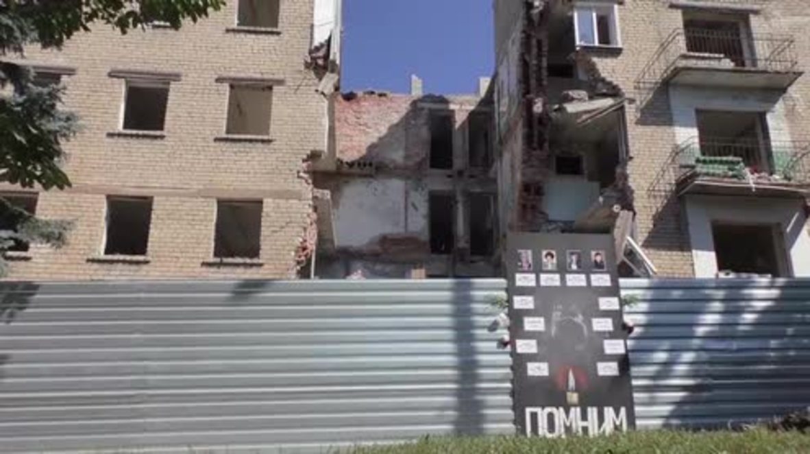 Ukraine: Snezhnoe mourns airstrike victims killed two years ago