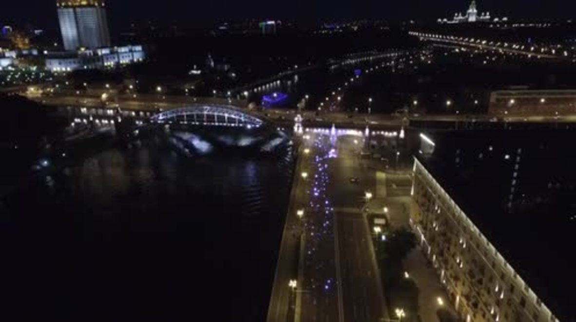 Russia: Drone captures Moscow’s night runners
