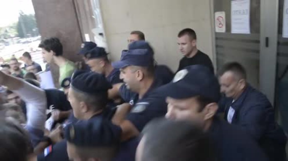 Serbia: Protesters battle with police over Belgrade Waterfront development