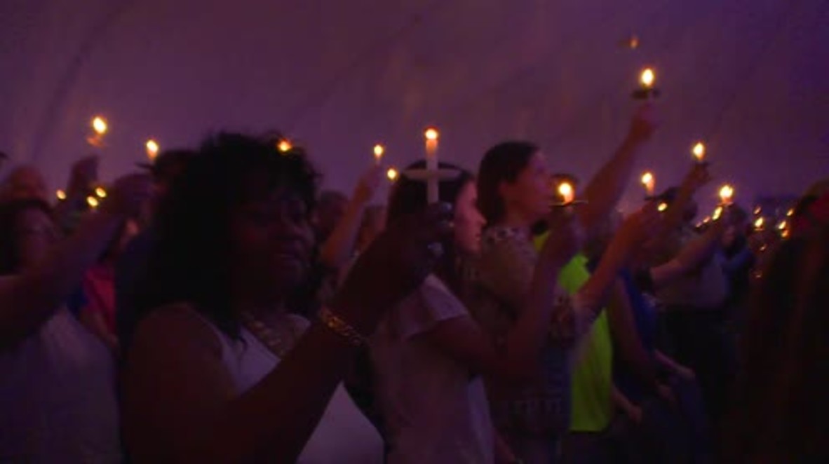 USA: Family and friends honour slain Baton Rouge officers with candlelit vigil