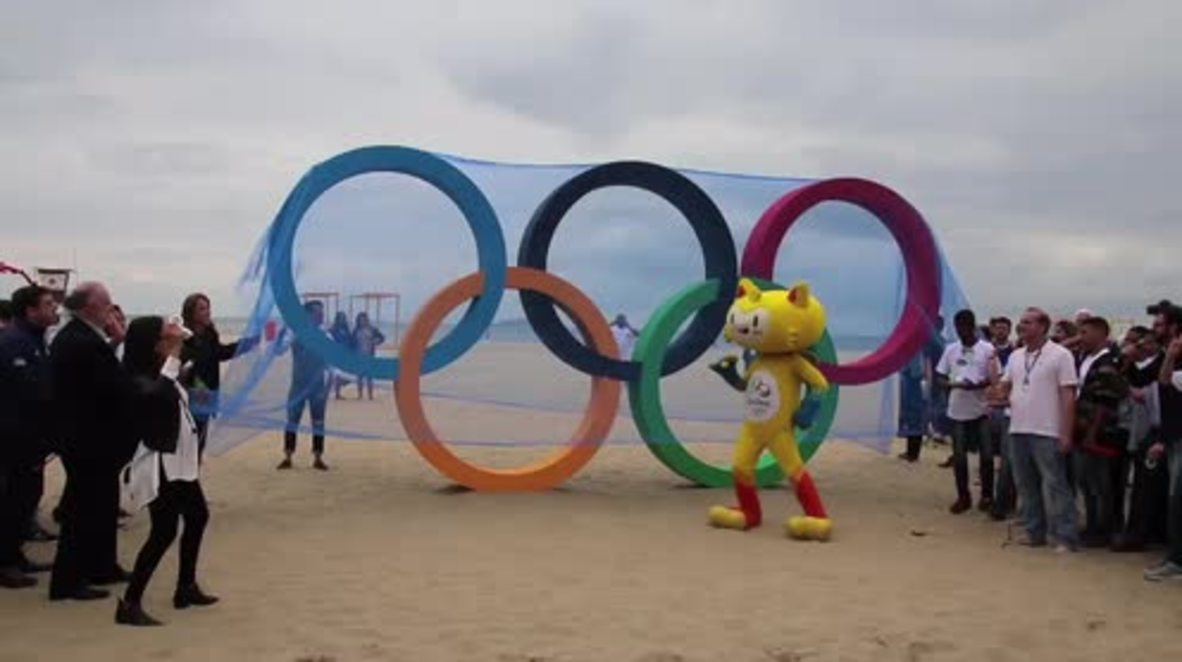 Brasil: Olympic rings installed in Copacabana beach ahead of Rio 2016