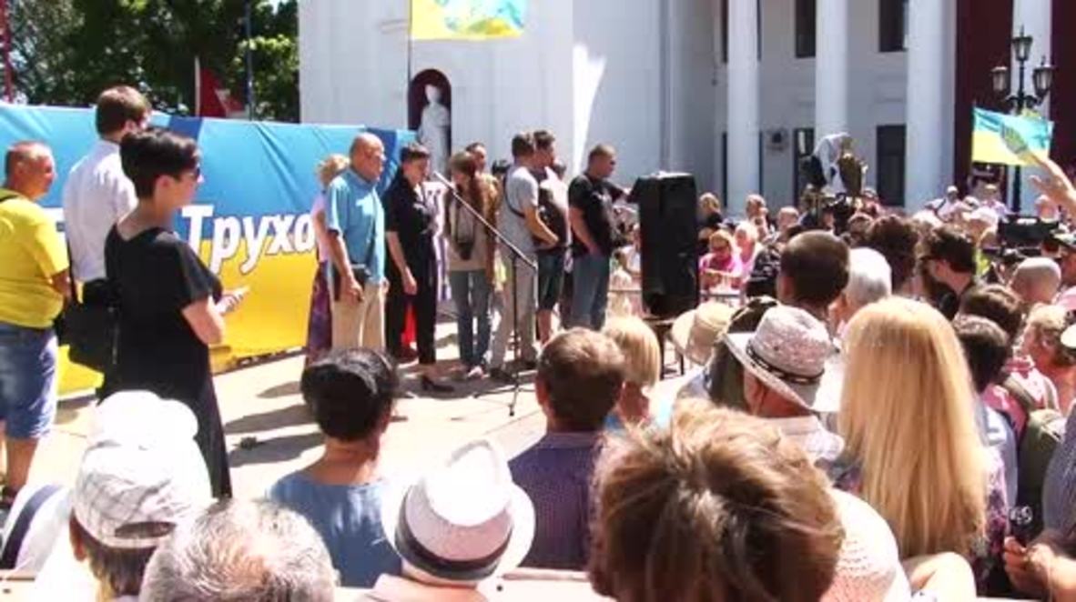 Ukraine: Protesters pelt Savchenko with EGGS during speech in Odessa