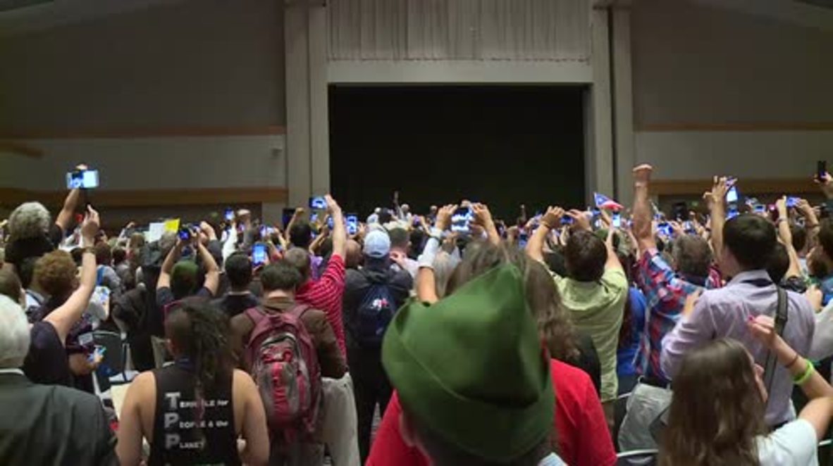 USA: Sanders booed by supporters after urging them to vote for Clinton