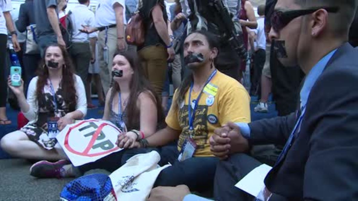 USA: Sanders supporters tape their mouths in protest for fair election