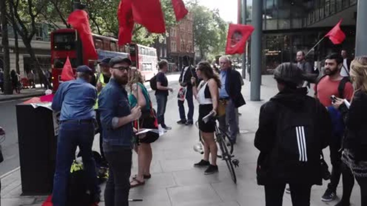 UK: Activists protest 'Byron' burger after immigration raid detains 35 employees