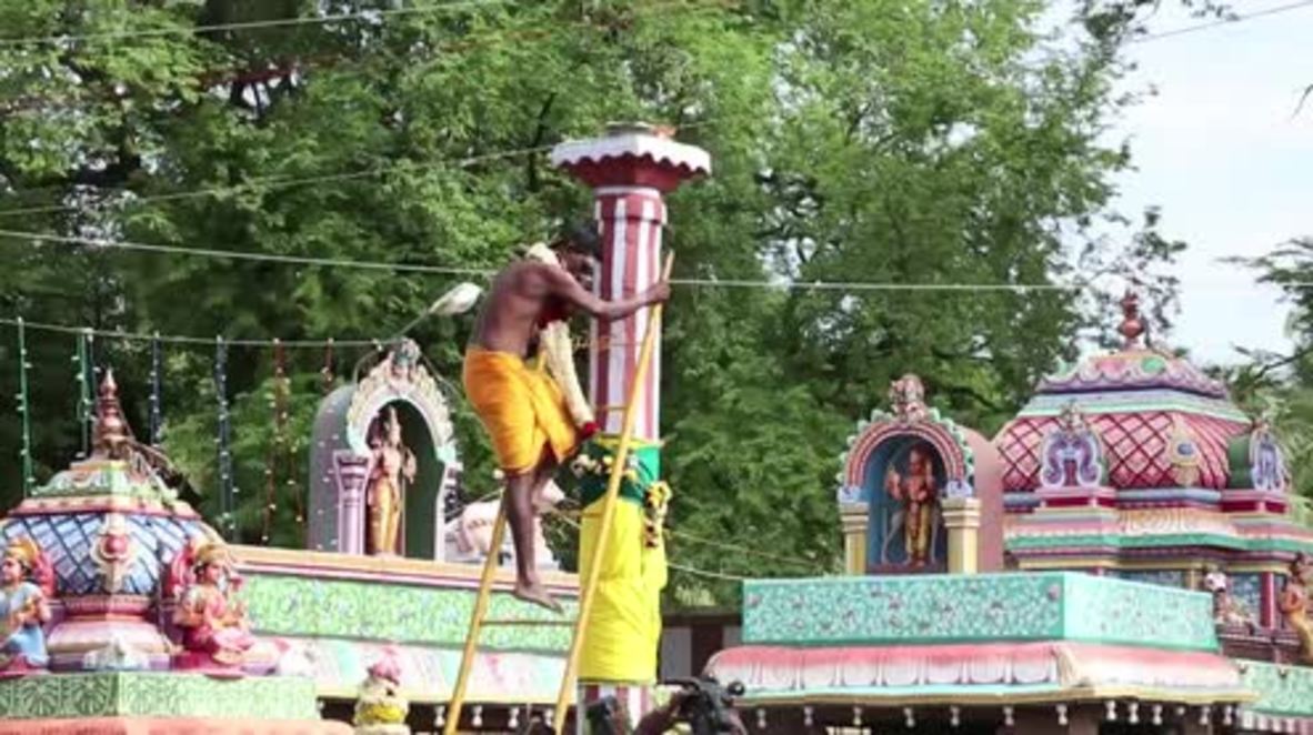 India: Coconuts smashed over 1,000 devotees' heads in Aadi Perukku ritual