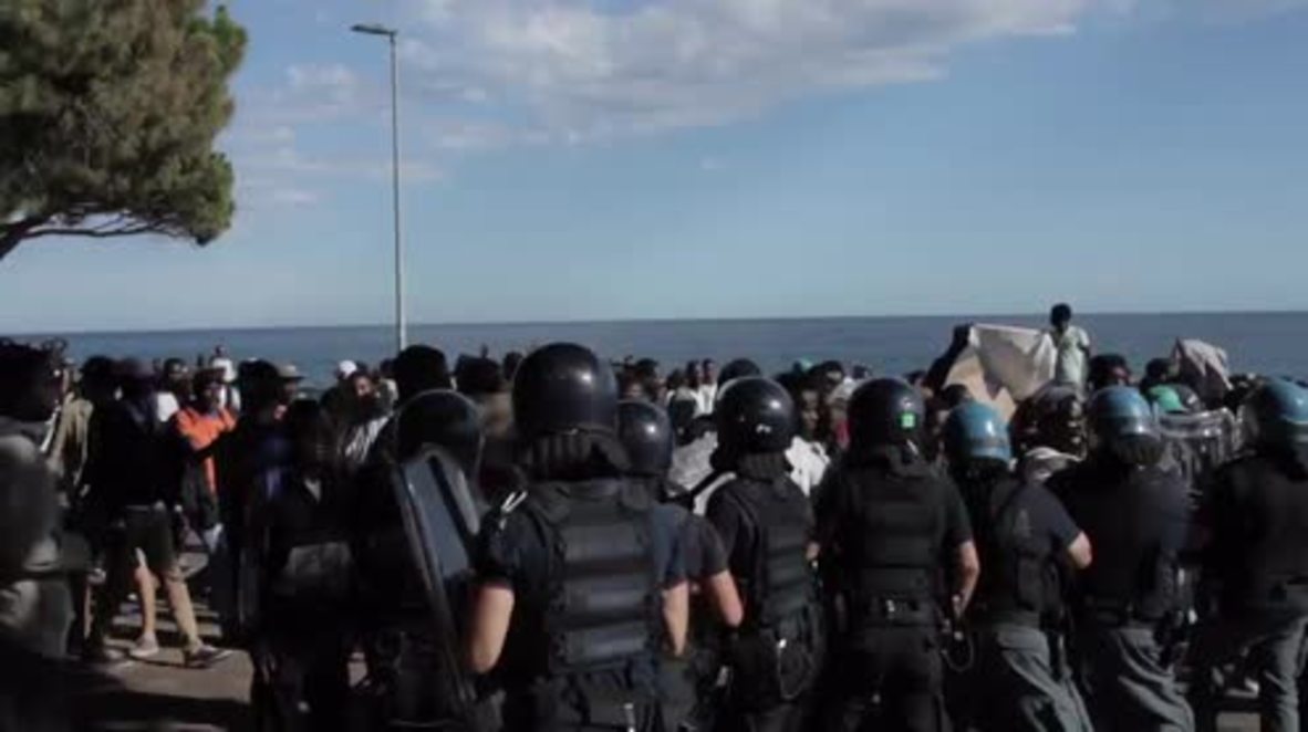 Italy: Migrants pepper-sprayed as they try to cross border into France