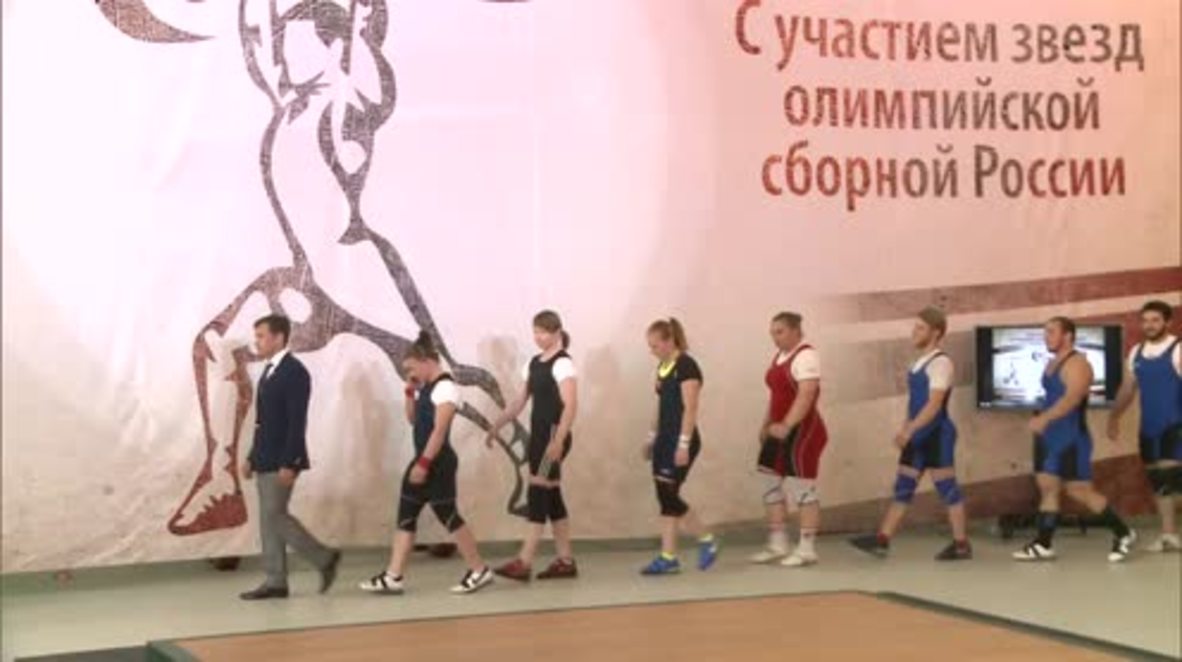 Russia: Banned weightlifters show defiance to Olympics ban with Moscow competition