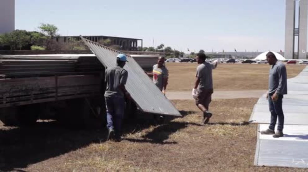 Brazil: Brasilia builds wall to separate upcoming anti and pro-Dilma rallies