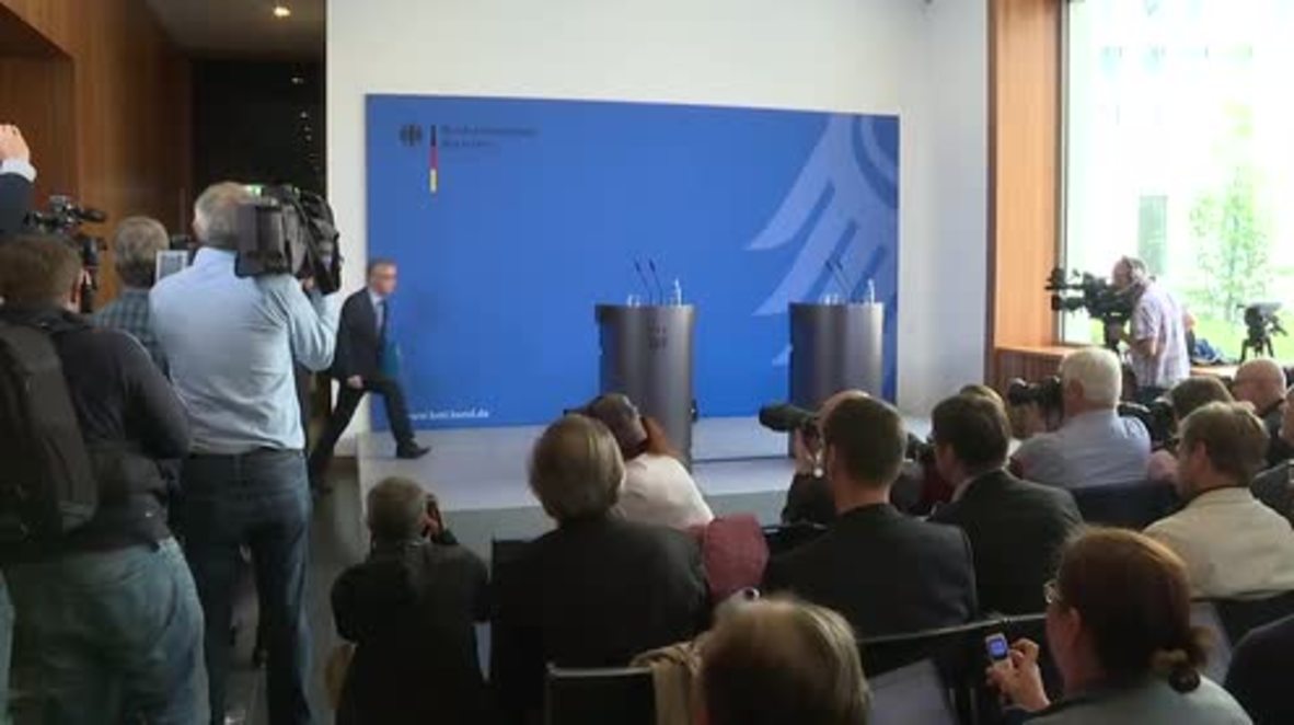 Germany: 'Banning burqas constitutionally problematic' - de Maiziere