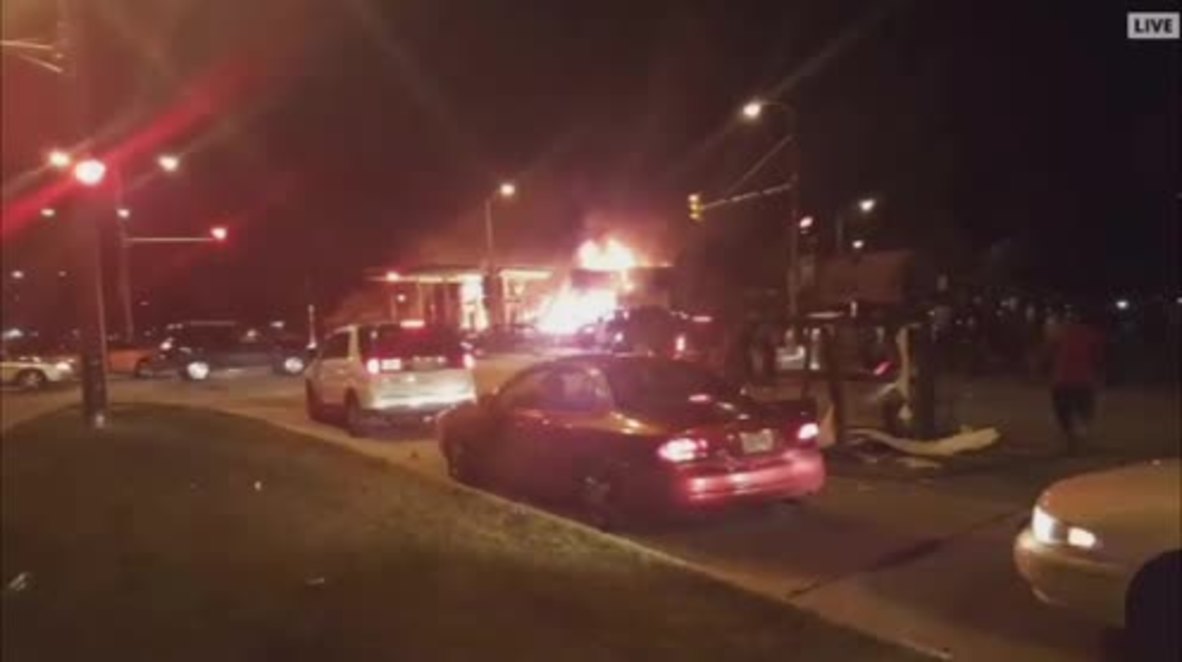 USA: Angry protesters burn petrol station after police shoot and kill man in Milkwaukee
