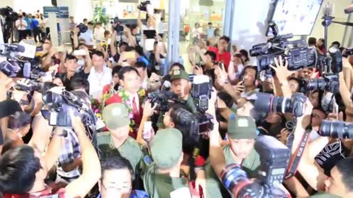 Vietnam: Crowds gather to greet first ever Vietnamese Olympic gold medallist