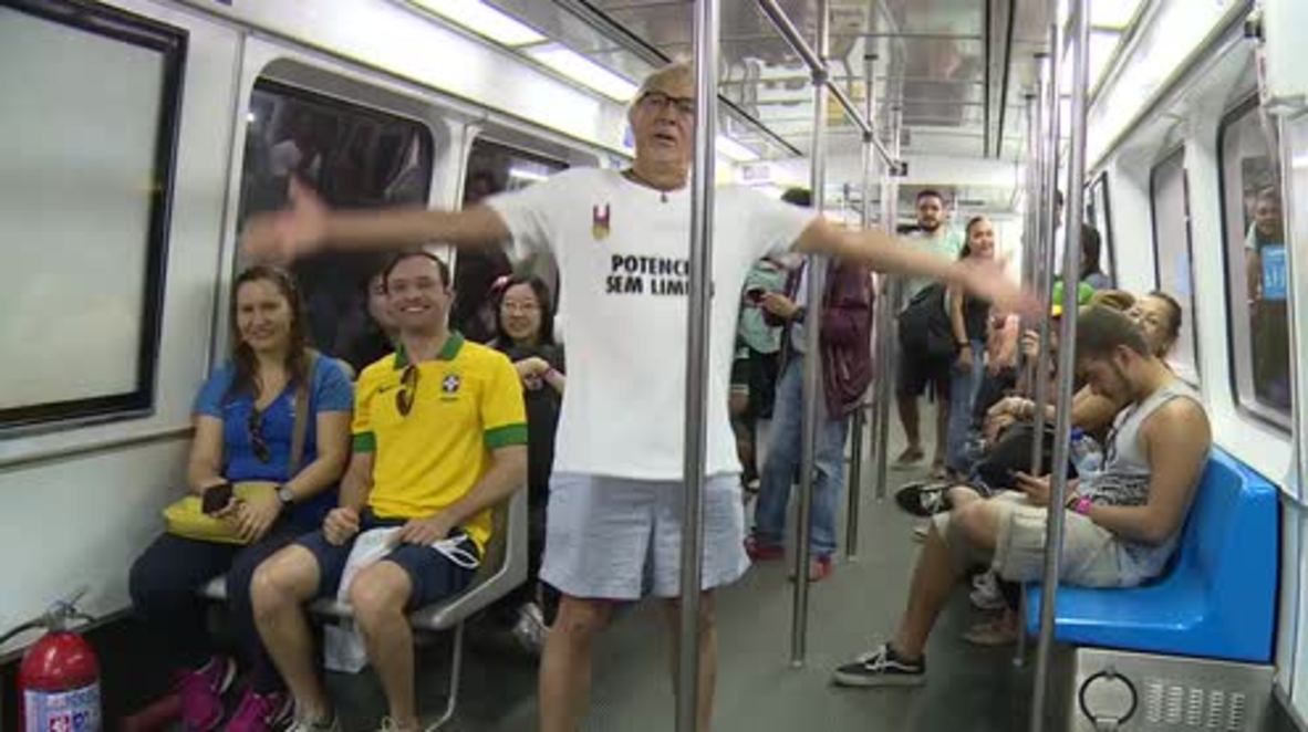 Brazil: 68 y/o acrobat bewilders metro passengers with his moves