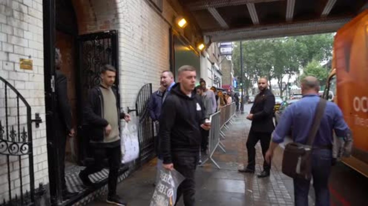 UK: 'Buy any jeans necessary!' Kanye fans queue for hours for 'Pablo' gear