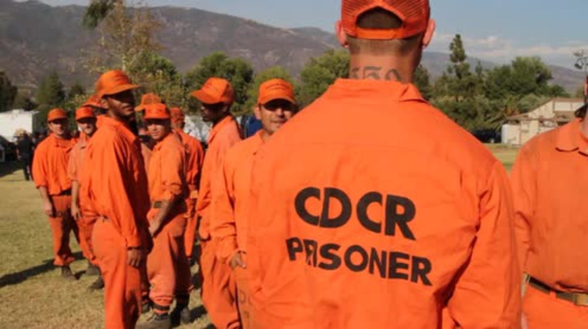 USA: Inmates join firefighters in battling California wildfire