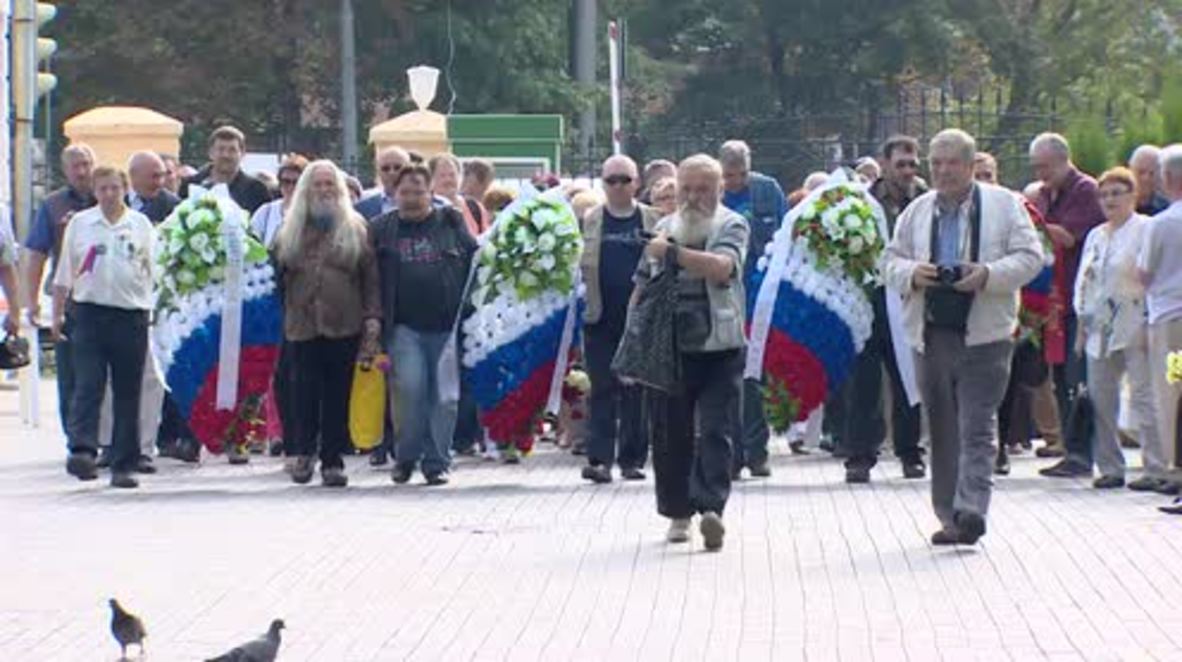 Russia: Muscovites lay flowers for Yeltsin and those who died in 1991 August Putsch