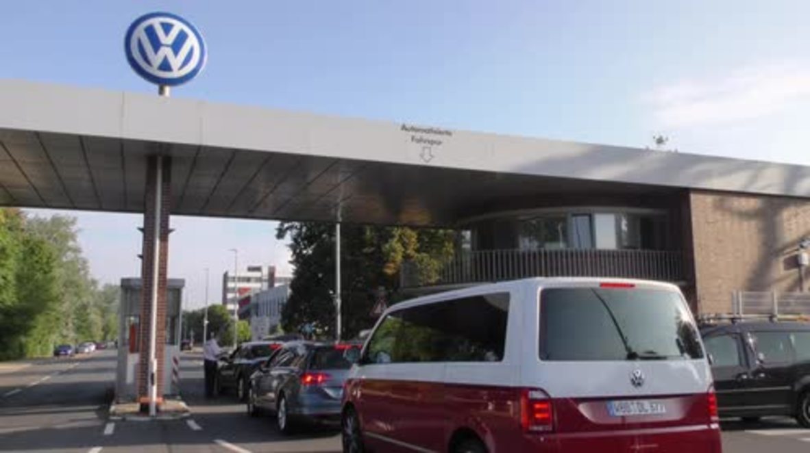 Germany: Volkswagen holds talks with suppliers after halt in production