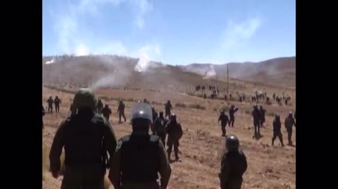 Bolivia: Miners and police clash near La Paz
