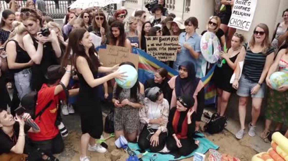 UK: Feminists, anti-racists, vicars decry 'burkini' ban outside French embassy