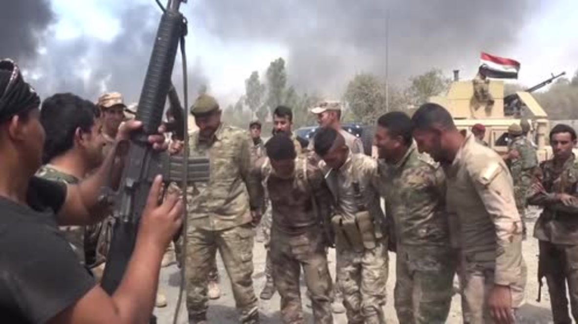 Iraq: Soldiers celebrate as army liberates parts of Qayyarah from IS