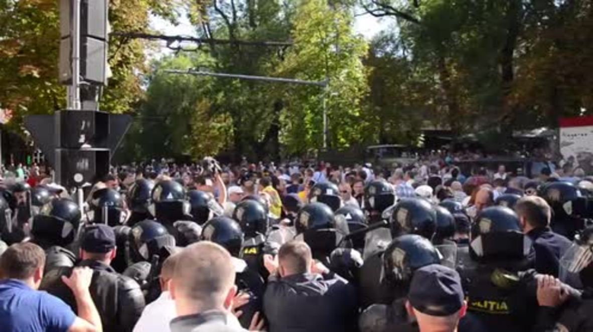 Moldova: Police unleash tear gas at anti-govt protesters on Independence Day