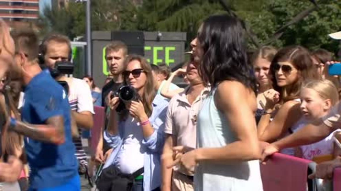 Russia: Gold medalist Isinbayeva inspires female Muscovites at training event