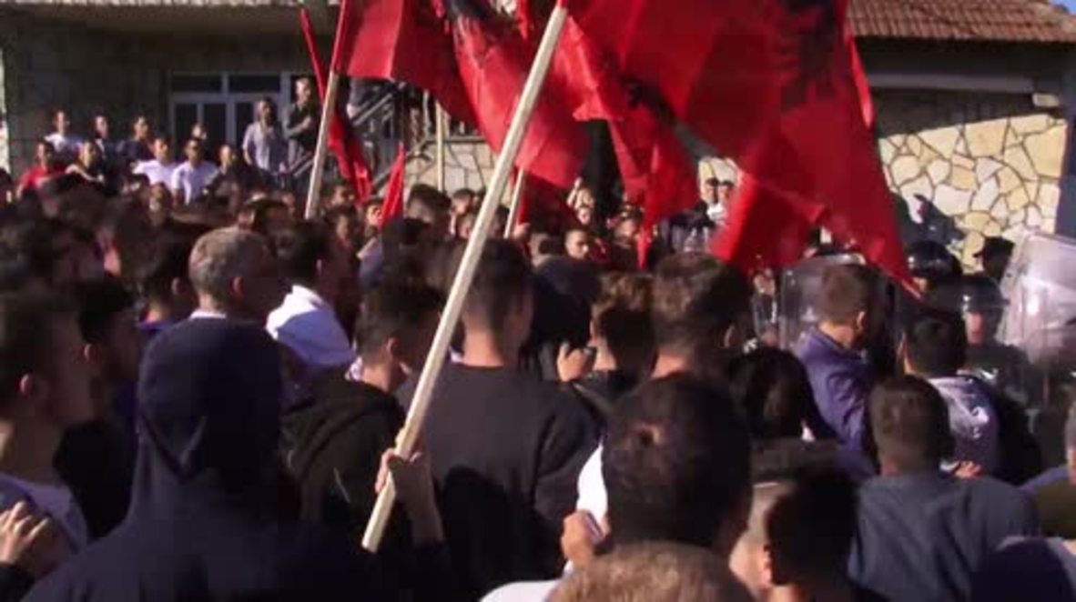 Serbia: Albanian protesters clash with police, preventing arrival of Serbs