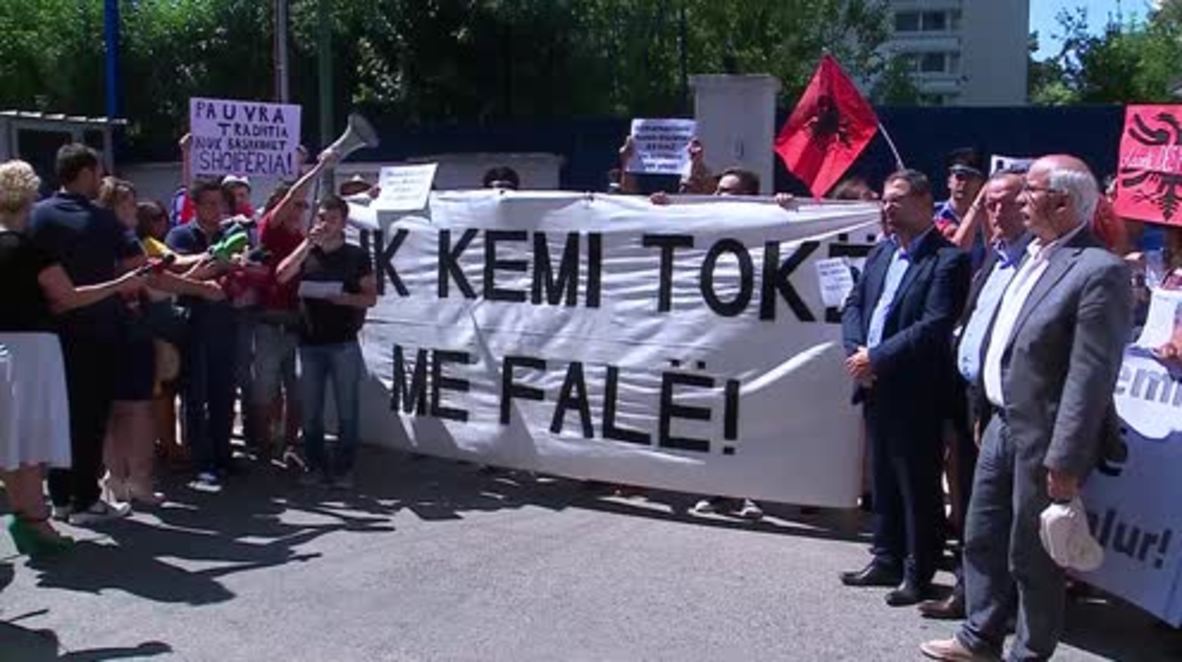 Albania: Protesters outside Kosovan embassy slam border agreement with Montenegro
