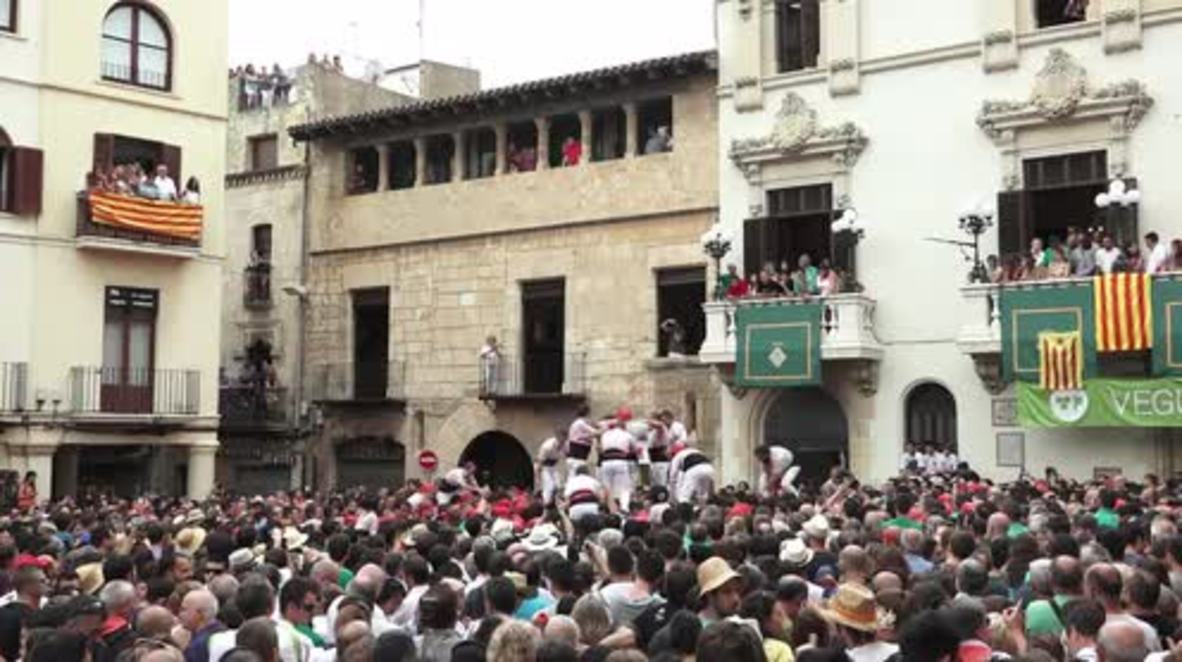 Spain: Human towers reach dizzying heights in honour of Saint Felix