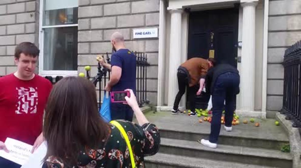 Ireland: Activists dump apples outside Fine Gael HQ in Apple tax protest