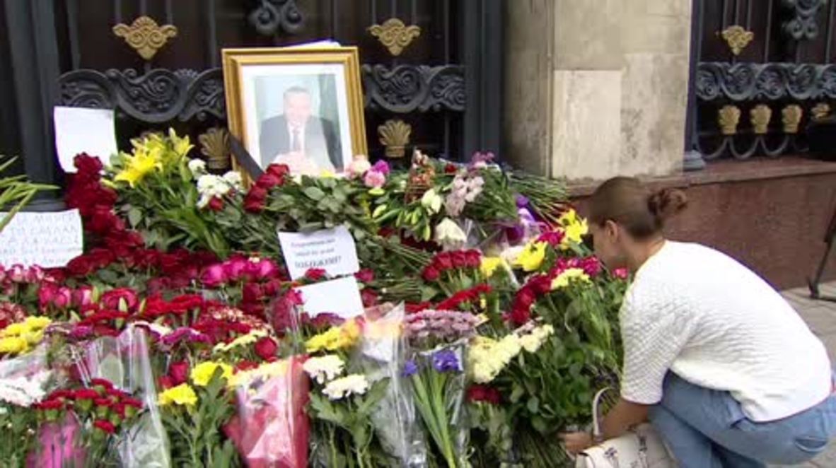 Russia: Muscovites mourn late President Karimov outside Uzbek embassy
