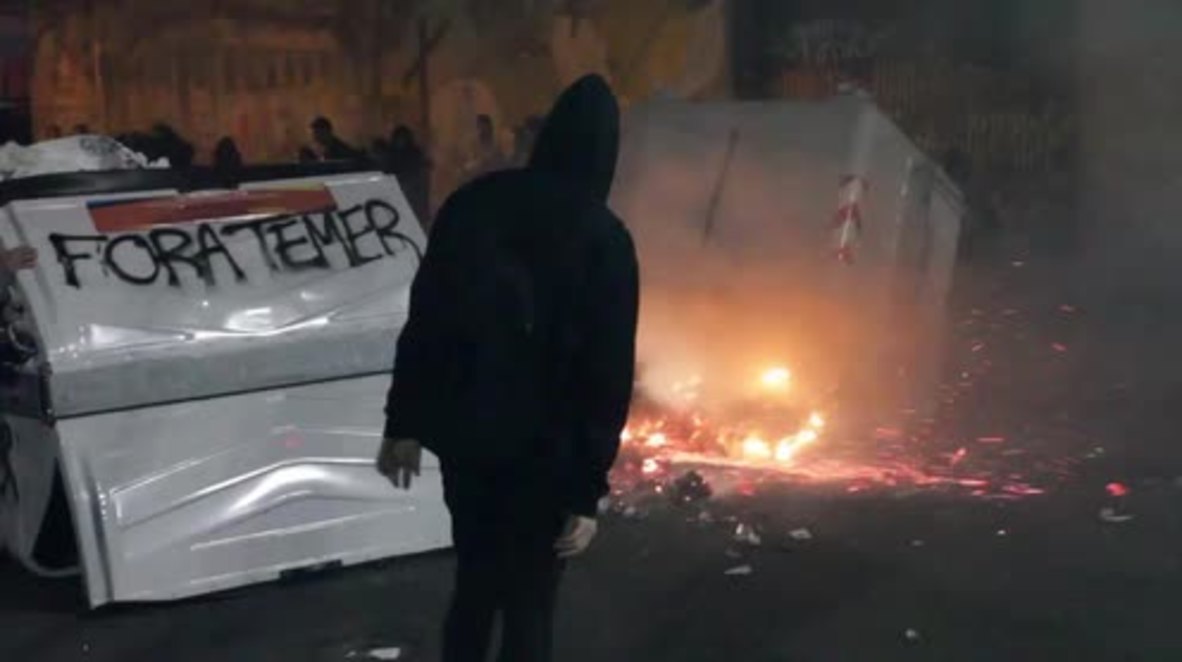 Brazil: Anti-Temer protesters burn bins in Porto Alegre after Rousseff's removal