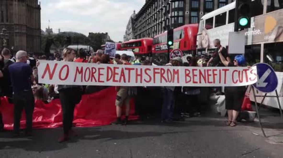 UK: Disability campaigners block Westminster Bridge to protest benefit cuts