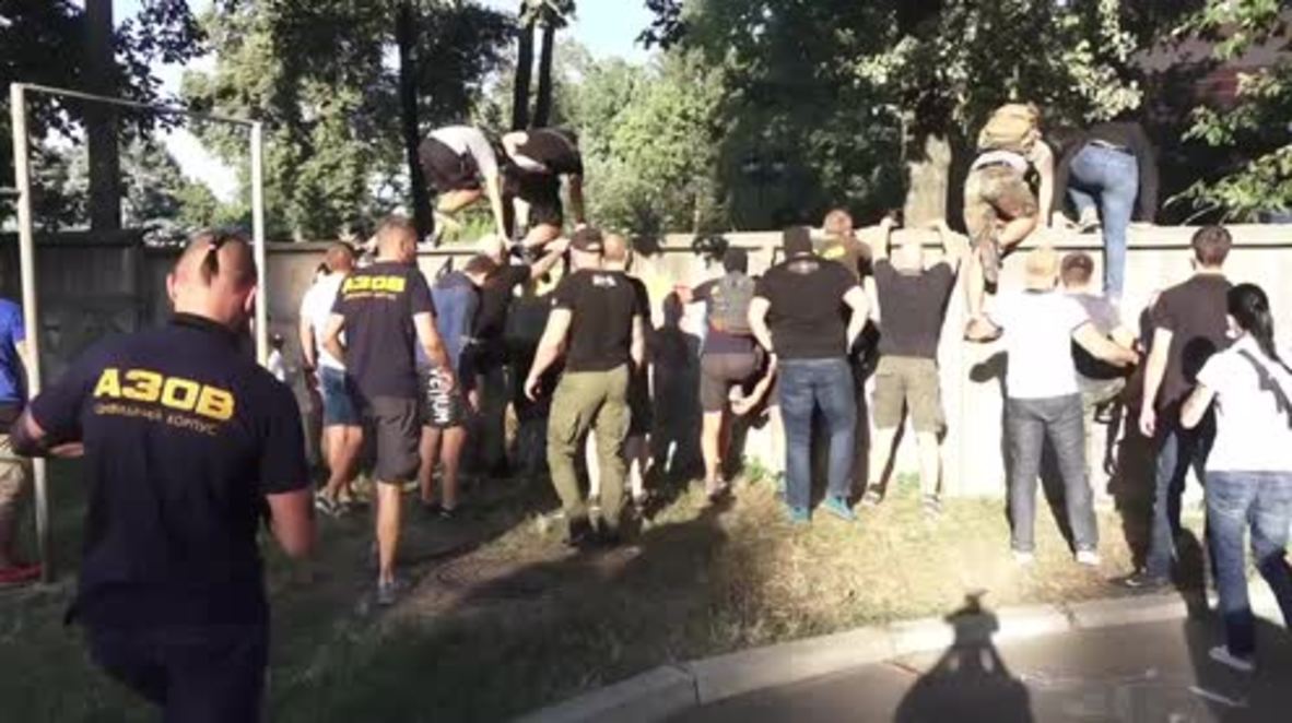 Ukraine: 30 injured as Azov members storm disputed construction site in Kiev