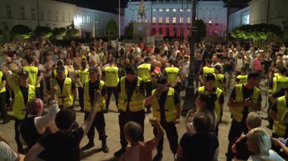 Poland: Hundreds decry 'politicisation' of 2010 Smolensk air crash in central Warsaw