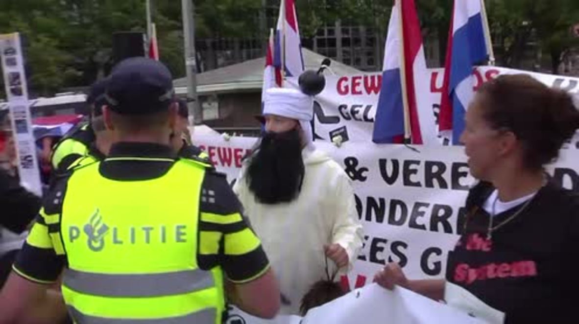 Netherlands: Pegida leaders detained for wearing swastika t-shirts at anti-refugee rally