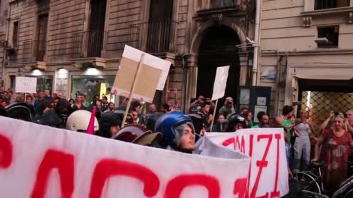 Italy: Police clash with anti-Renzi protesters in Sicily