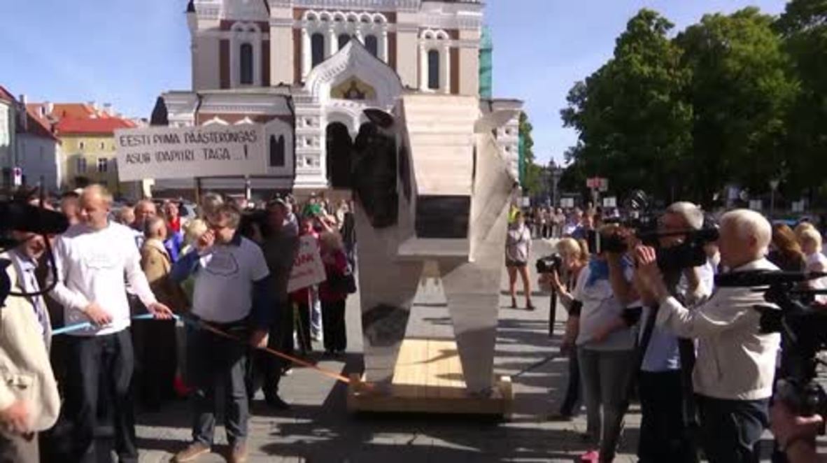 Estonia: Dairy farmers protest with 10,000 bottles of milk outside parliament in Tallinn