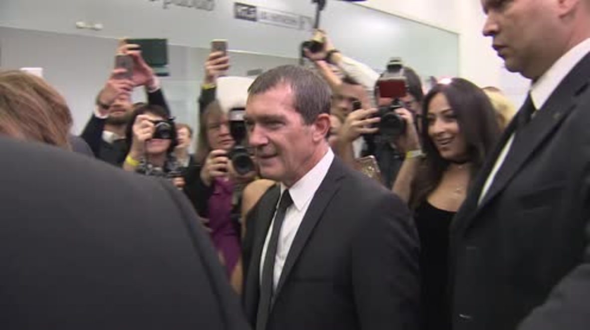Russia: Antonio Banderas exhibits photography in Moscow