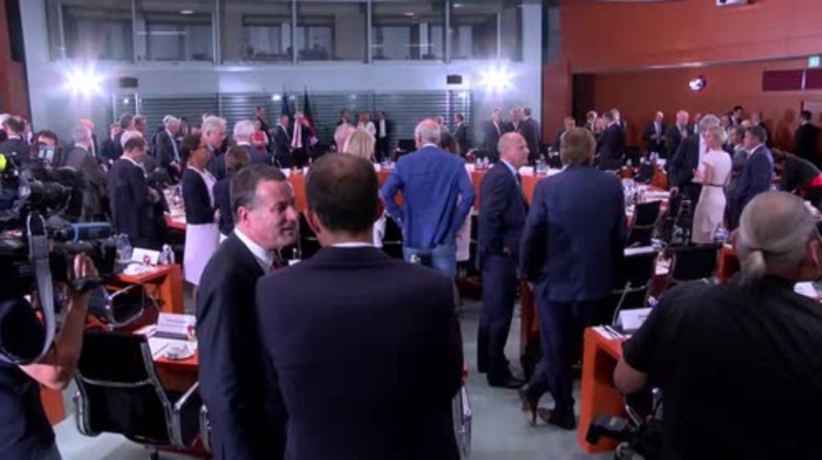 Germany: Merkel discusses refugee recruitment with DAX-listed companies