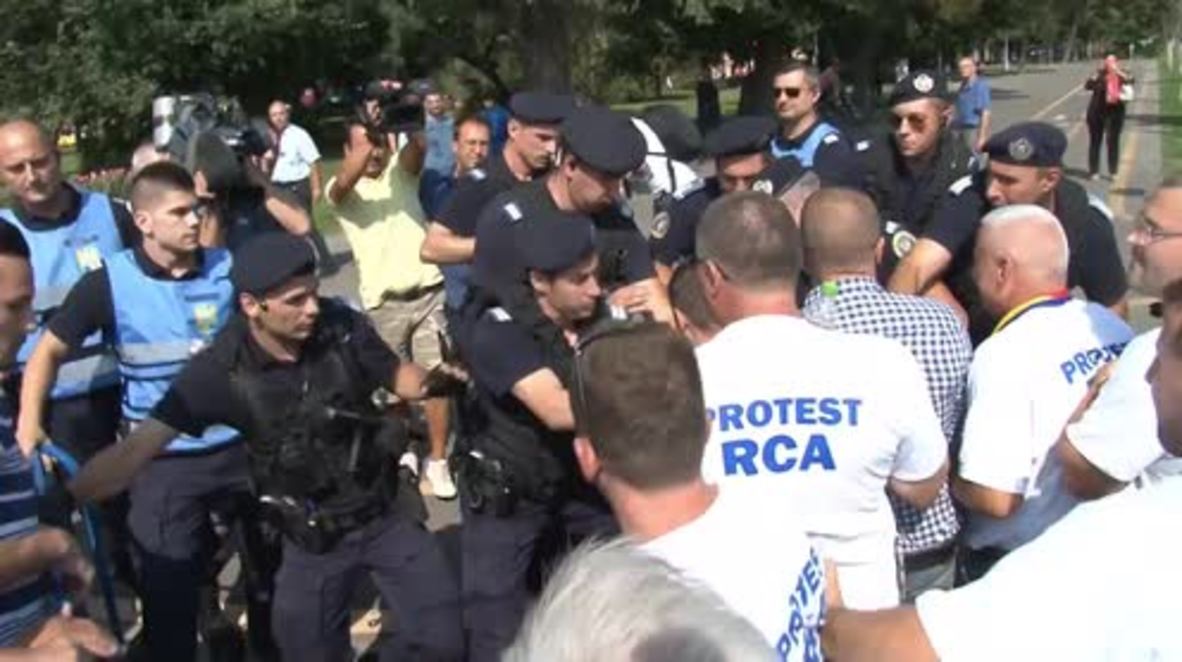 Romania: Police and taxi drivers scuffle on streets of Bucharest