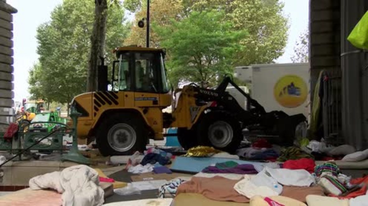 France: Police dismantle Paris camp of around 1,500 refugees