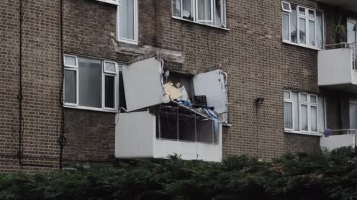 UK: Police arrest ‘armed man’ after balcony collapses in Waterloo