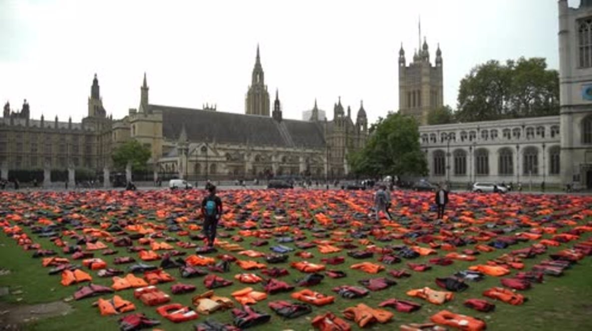UK: Thousands of lifejackets on Parliament Square highlight refugee plight