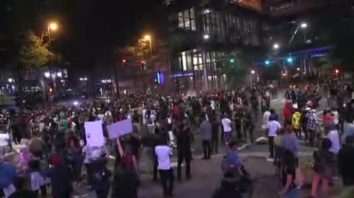 USA: Violence erupts in Charlotte as hundreds protest Keith Scott fatal police shooting