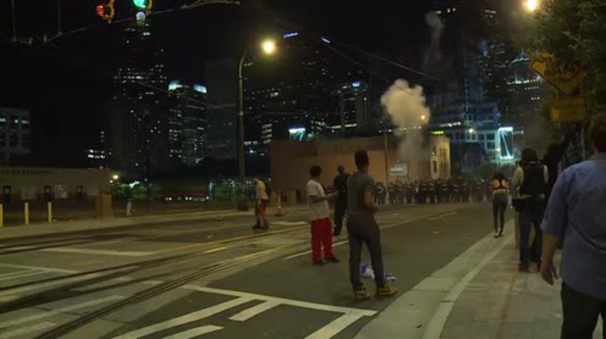 USA: Tear gas deployed in Charlotte as hundreds protest deadly police shooting