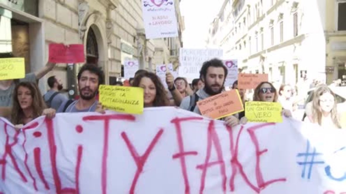Italy: Protesters rally against government's 'Fertility Day' campaign