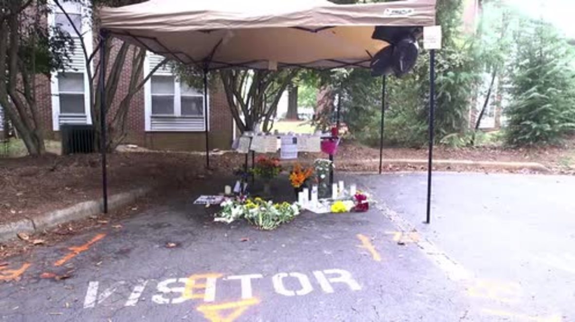 USA: Mourners mark the spot of Keith Scott's shooting with a memorial