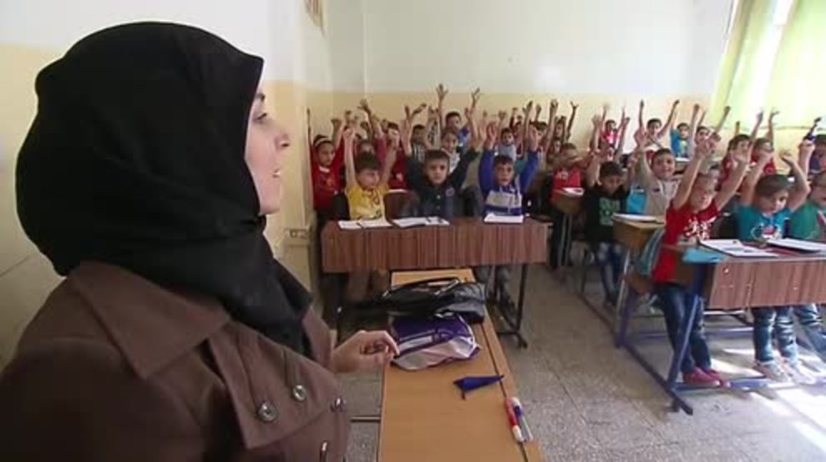 Syria: Syrian troops remove mortar shell from Aleppo school roof