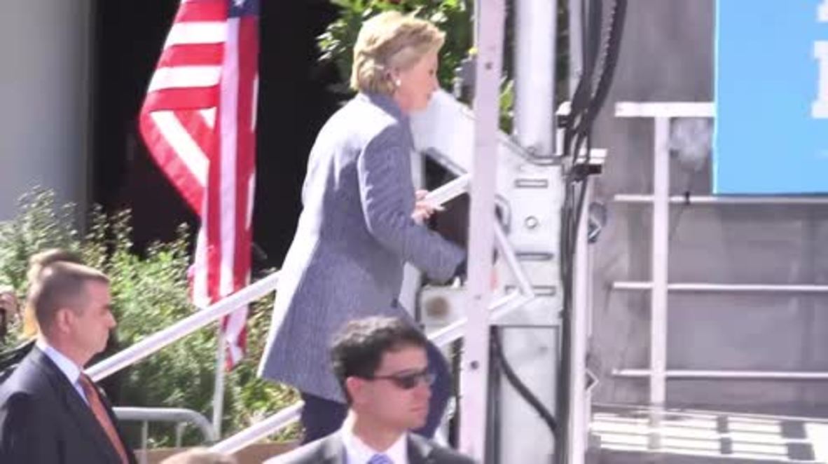 USA: Clinton slams Trump over his missing tax returns at Iowa rally